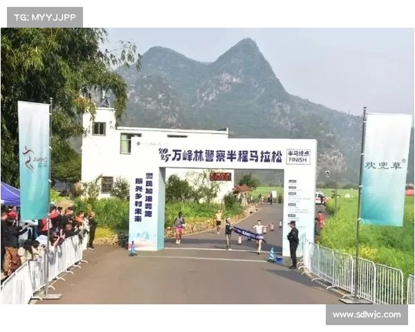 2025万峰林警察半程马拉松赛精彩开跑 贵州兴义迎来体育盛事 2025万峰林警察半程马拉松赛精彩开跑 贵州兴义迎来体育盛事